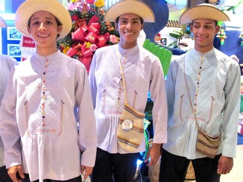 ecuatorianos hombres|Trajes Típicos del Ecuador